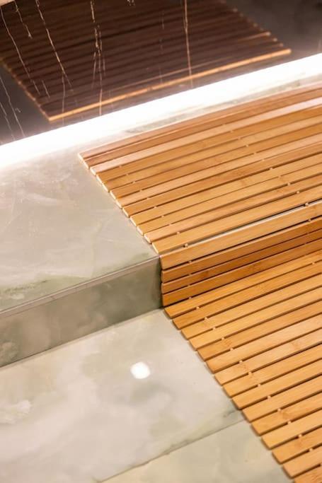 Smaragdi Luxury Jacuzzi Apartment Noho Premium Living Atenas Exterior foto