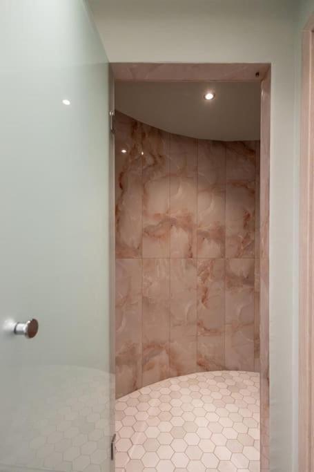 Smaragdi Luxury Jacuzzi Apartment Noho Premium Living Atenas Exterior foto