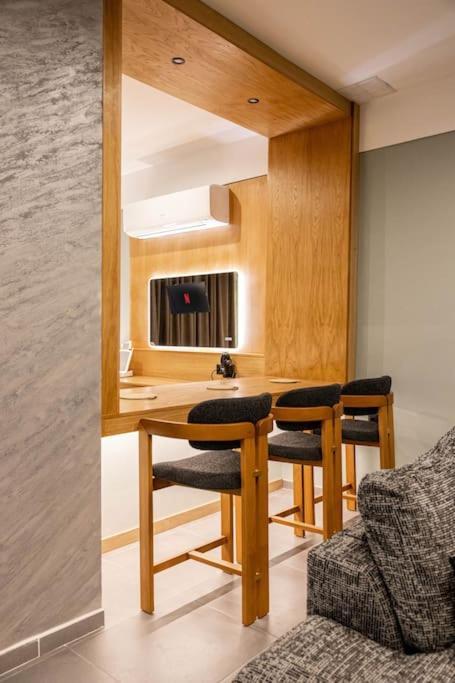 Smaragdi Luxury Jacuzzi Apartment Noho Premium Living Atenas Exterior foto