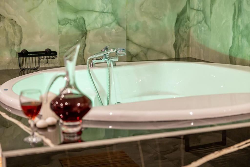 Smaragdi Luxury Jacuzzi Apartment Noho Premium Living Atenas Exterior foto