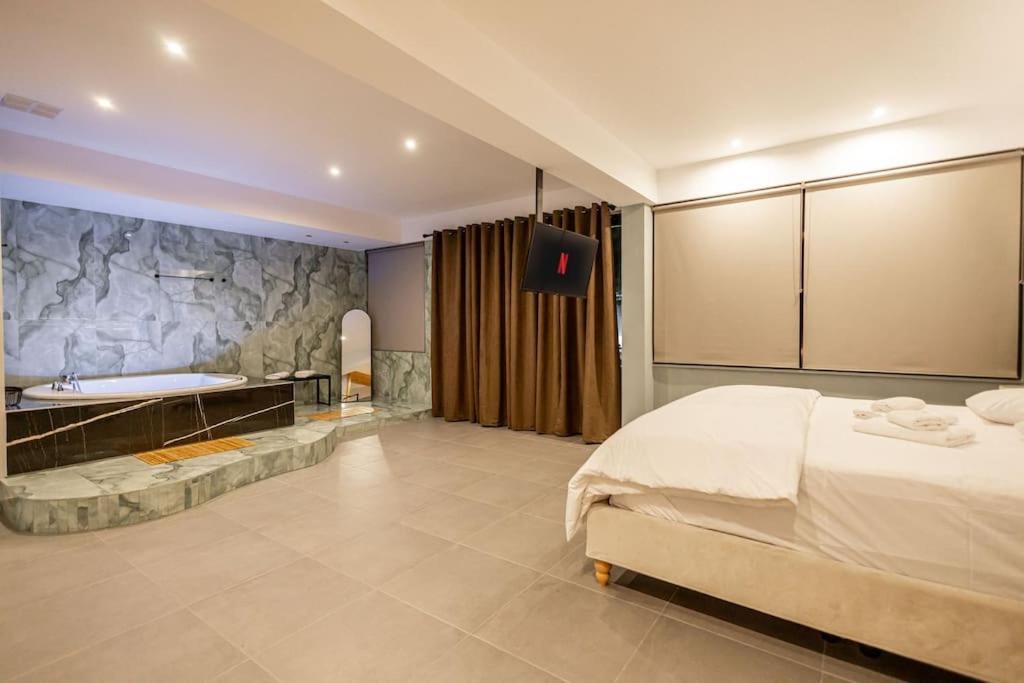 Smaragdi Luxury Jacuzzi Apartment Noho Premium Living Atenas Exterior foto