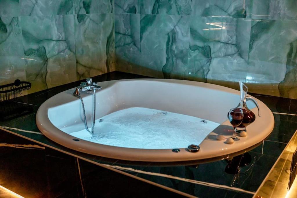 Smaragdi Luxury Jacuzzi Apartment Noho Premium Living Atenas Exterior foto