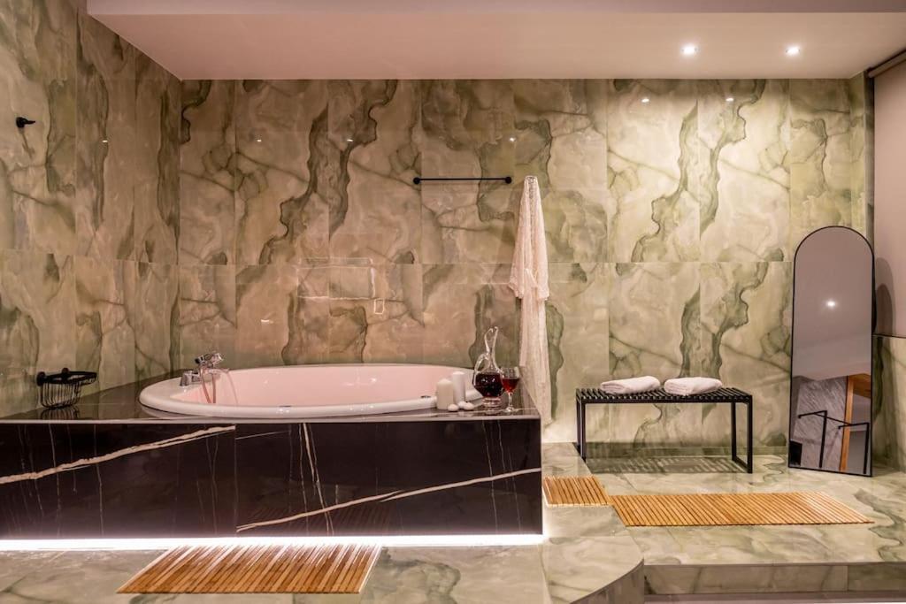 Smaragdi Luxury Jacuzzi Apartment Noho Premium Living Atenas Exterior foto